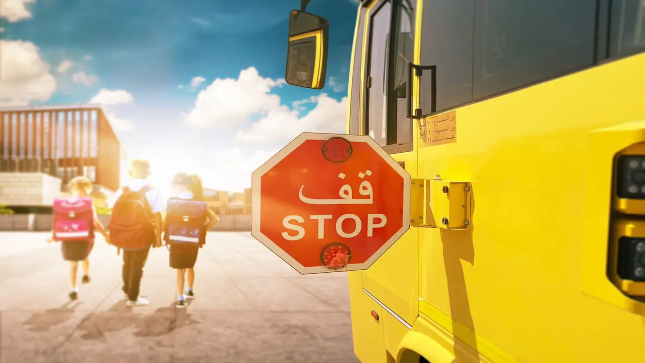 شرطة أبوظبي تحذر السائقين من الانشغال بغير الطريق في محيط مناطق المدارس